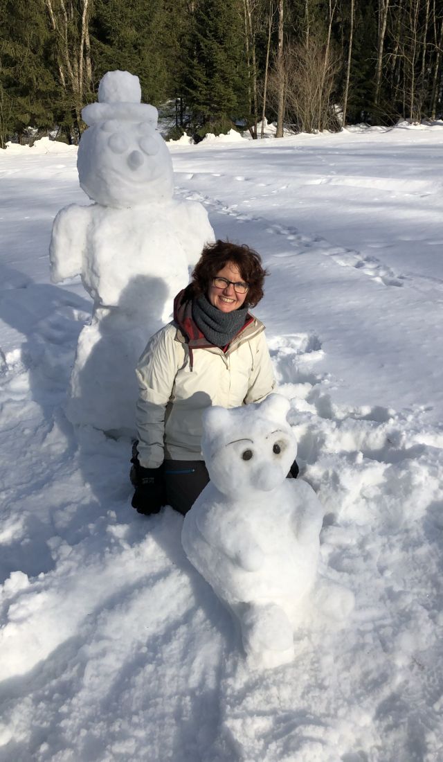 Der kleine Eisbär mit Erbauerin
