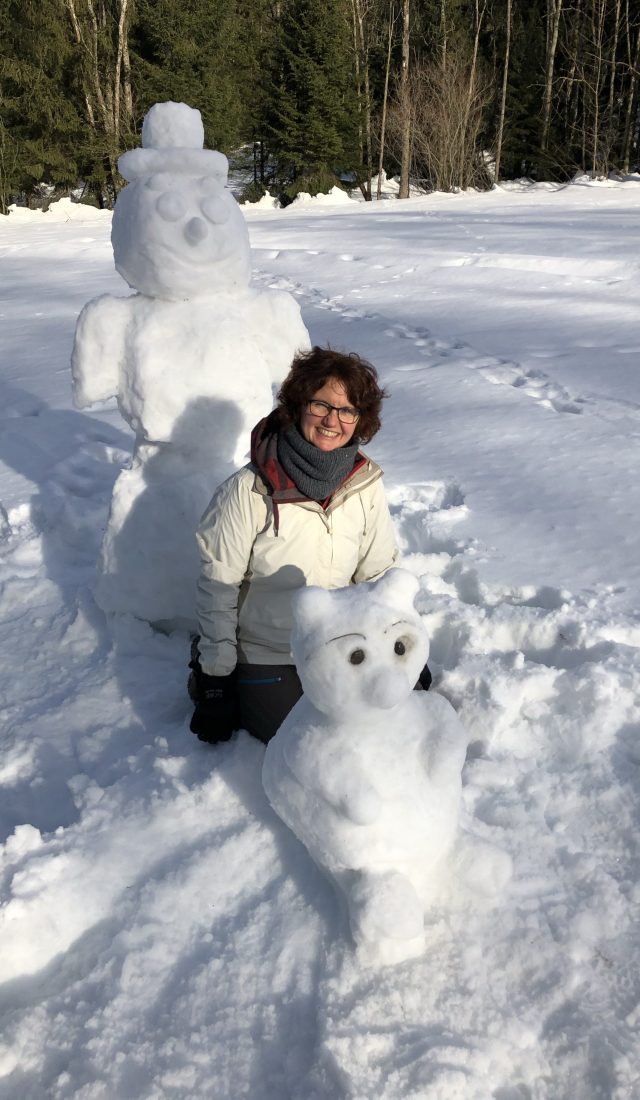 Der kleine Eisbär mit Erbauerin