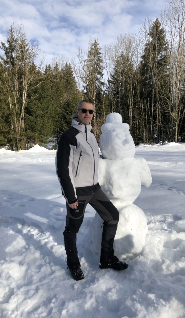 Der Schneemann mit Erbauer