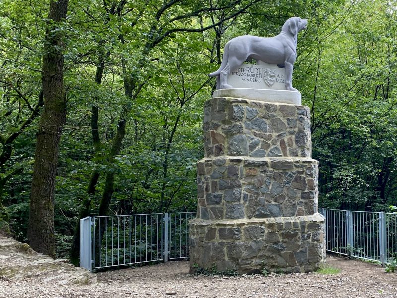 Am 26. Mai 1927, dem Himmelfahrtstag des Jahres, wurde das Denkmal am Hang gegenüber dem Obenrüdener Kotten enthüllt. Die Hundefigur besteht aus Kunststein (gemahlenem Muschelkalk).